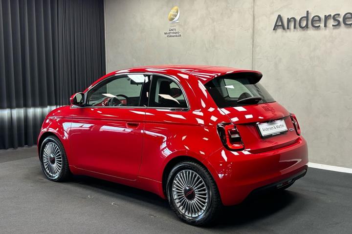 Rød Fiat 500e fra 2023