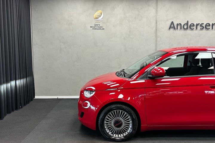 Rød Fiat 500e fra 2023