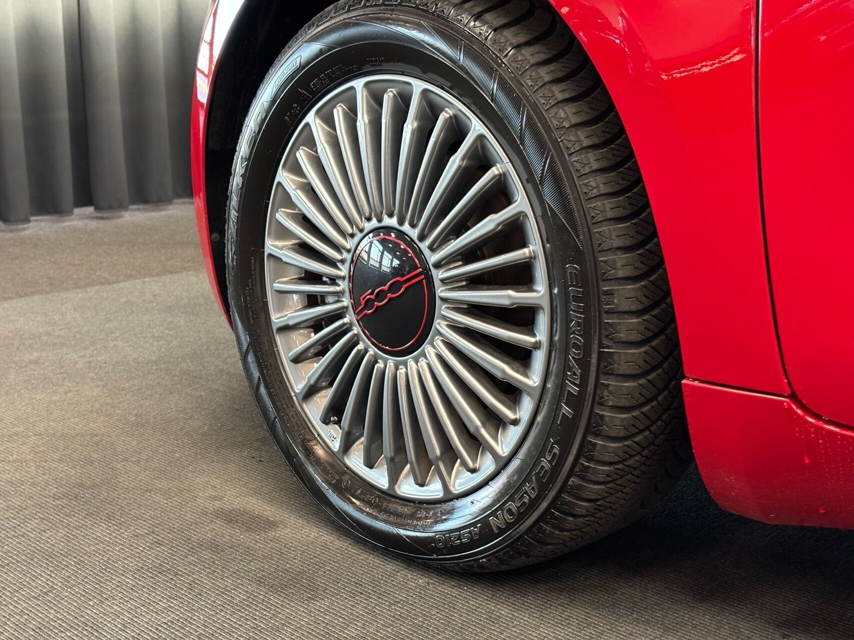 Rød Fiat 500e fra 2023