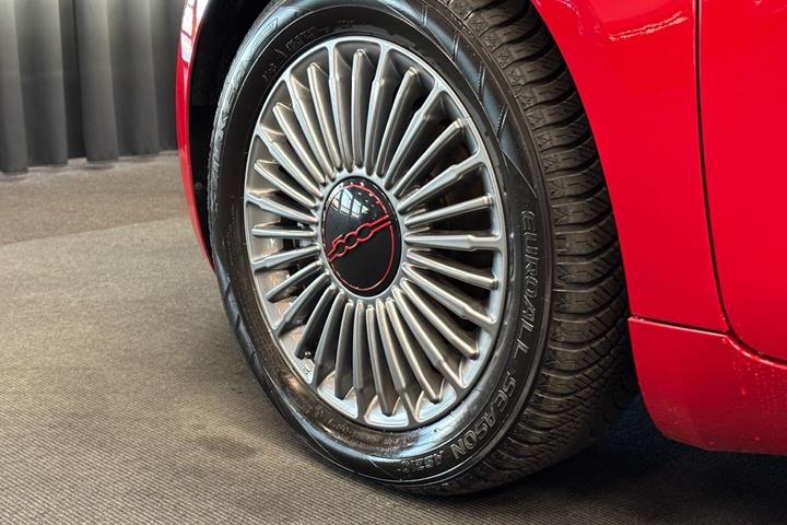 Rød Fiat 500e fra 2023