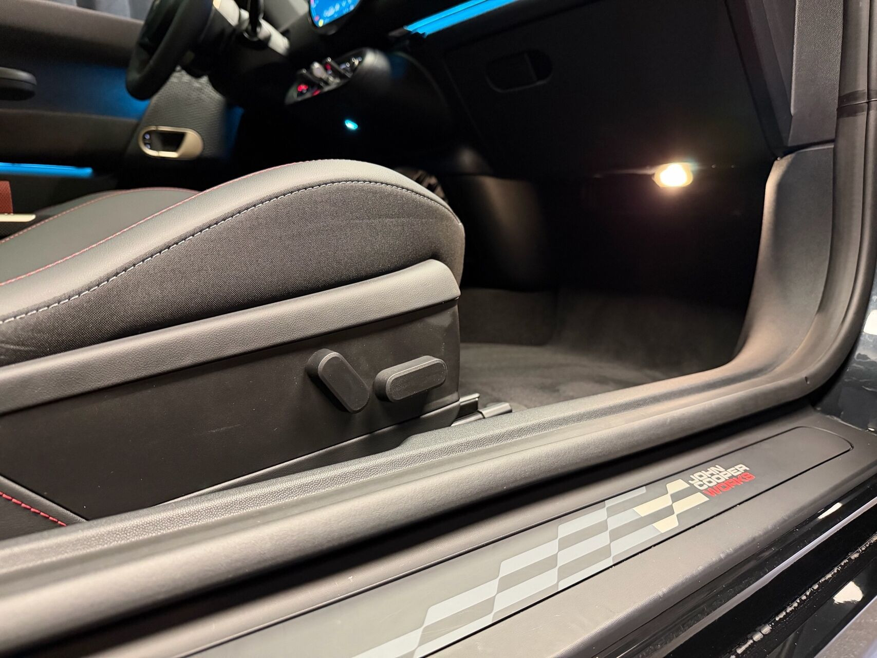 Grå Mini Cooper fra 2024