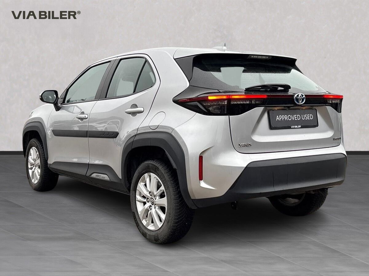 Sølv Toyota Yaris Cross fra 2023