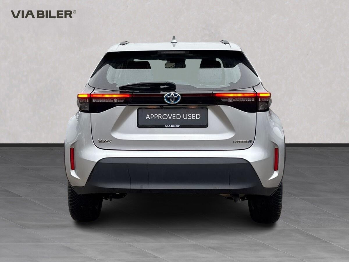 Sølv Toyota Yaris Cross fra 2023