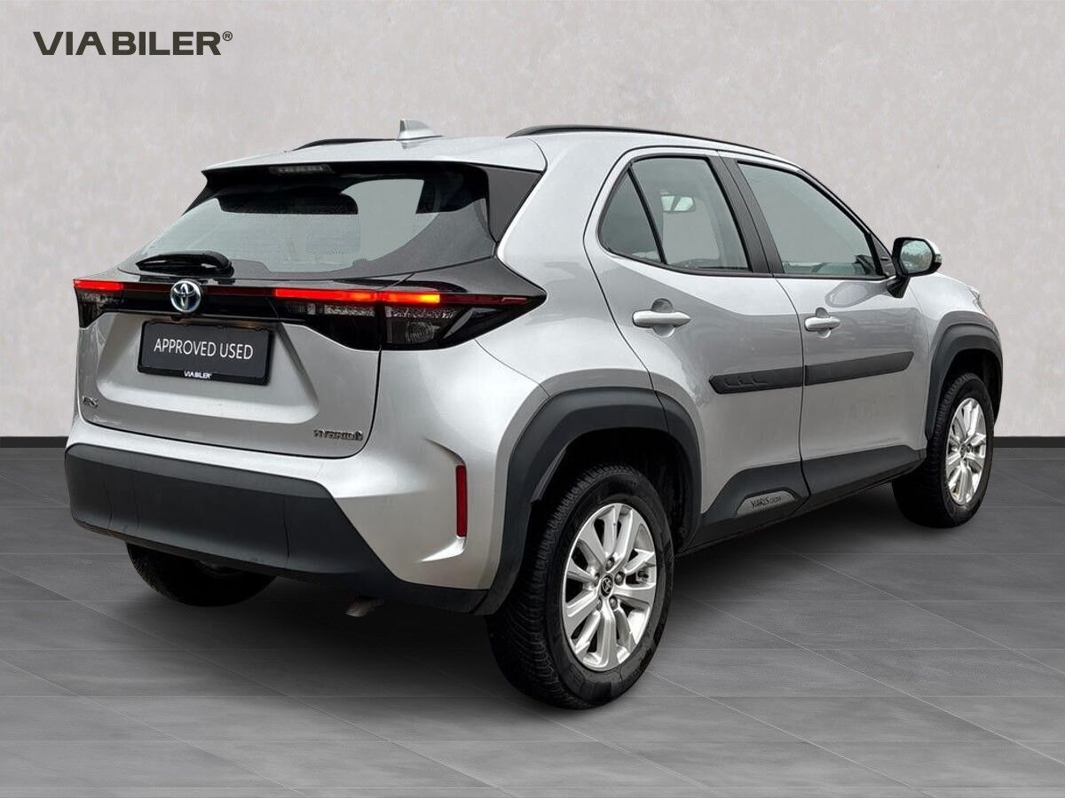 Sølv Toyota Yaris Cross fra 2023