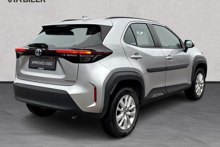 Sølv Toyota Yaris Cross fra 2023