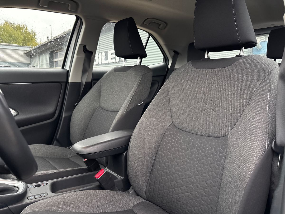 Sølv Toyota Yaris Cross fra 2023