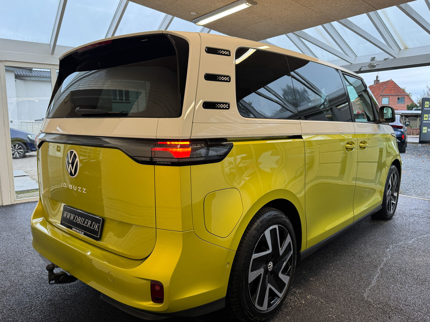 Gul VW ID.Buzz fra 2023