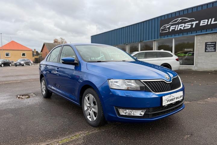 Blå Skoda Rapid fra 2016