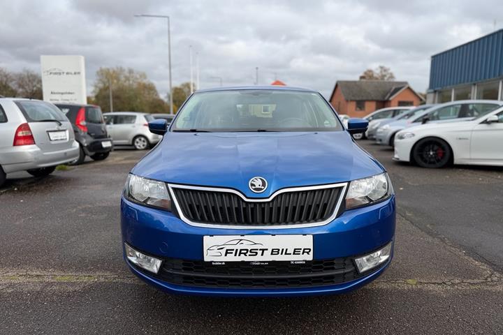 Blå Skoda Rapid fra 2016