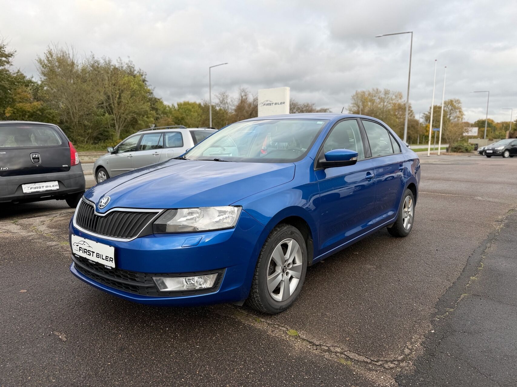 Blå Skoda Rapid fra 2016