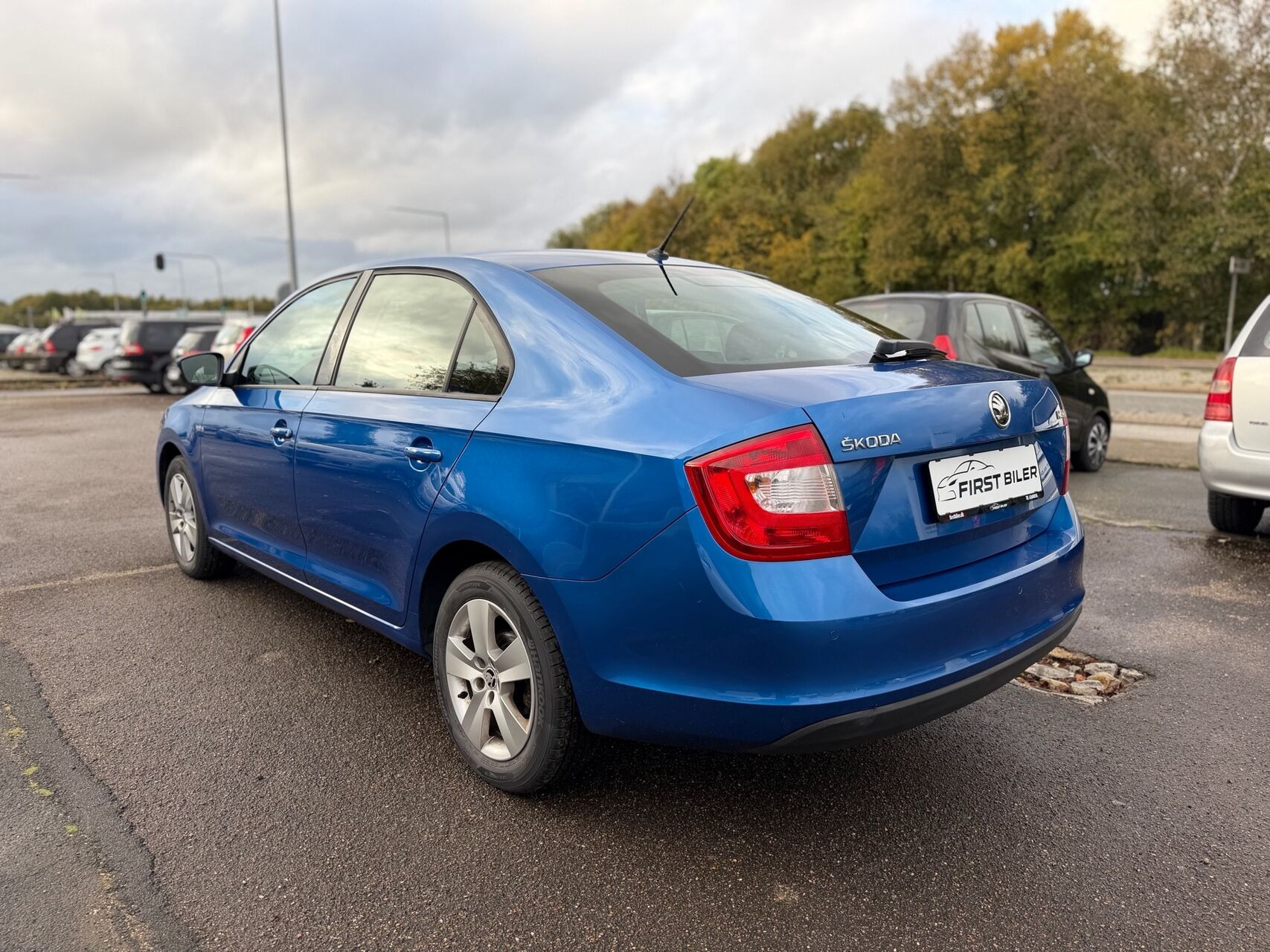 Blå Skoda Rapid fra 2016