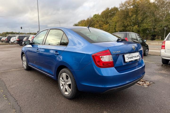 Blå Skoda Rapid fra 2016