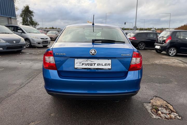 Blå Skoda Rapid fra 2016