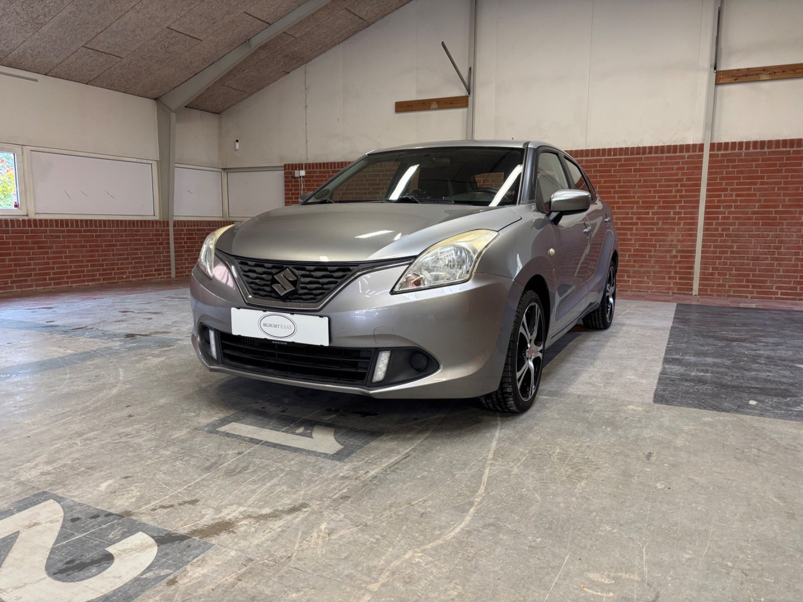 Sølv Suzuki Baleno fra 2016