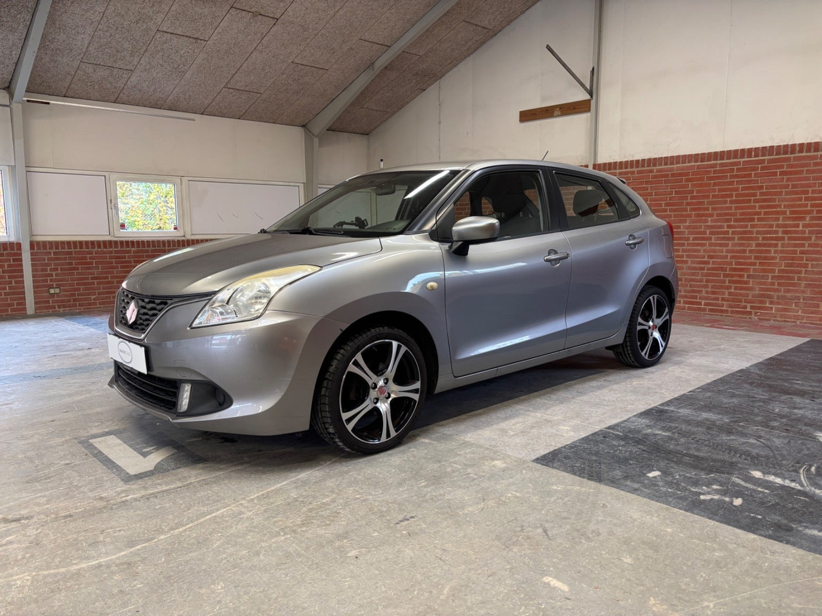 Sølv Suzuki Baleno fra 2016
