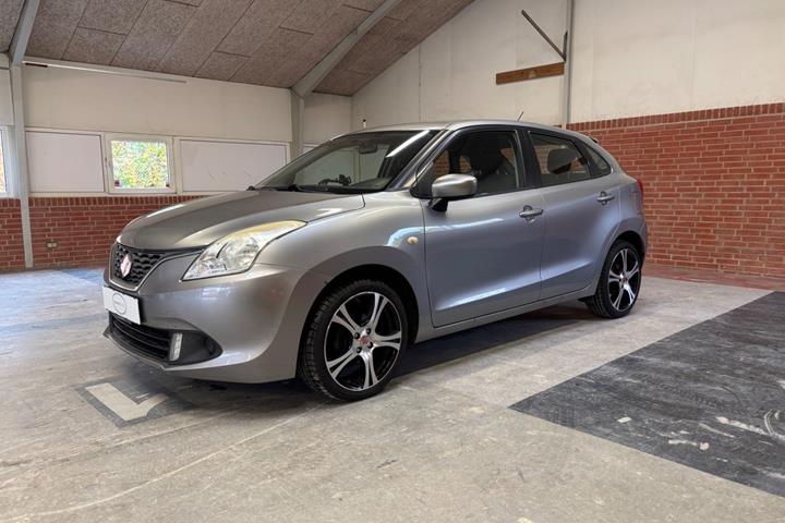 Sølv Suzuki Baleno fra 2016
