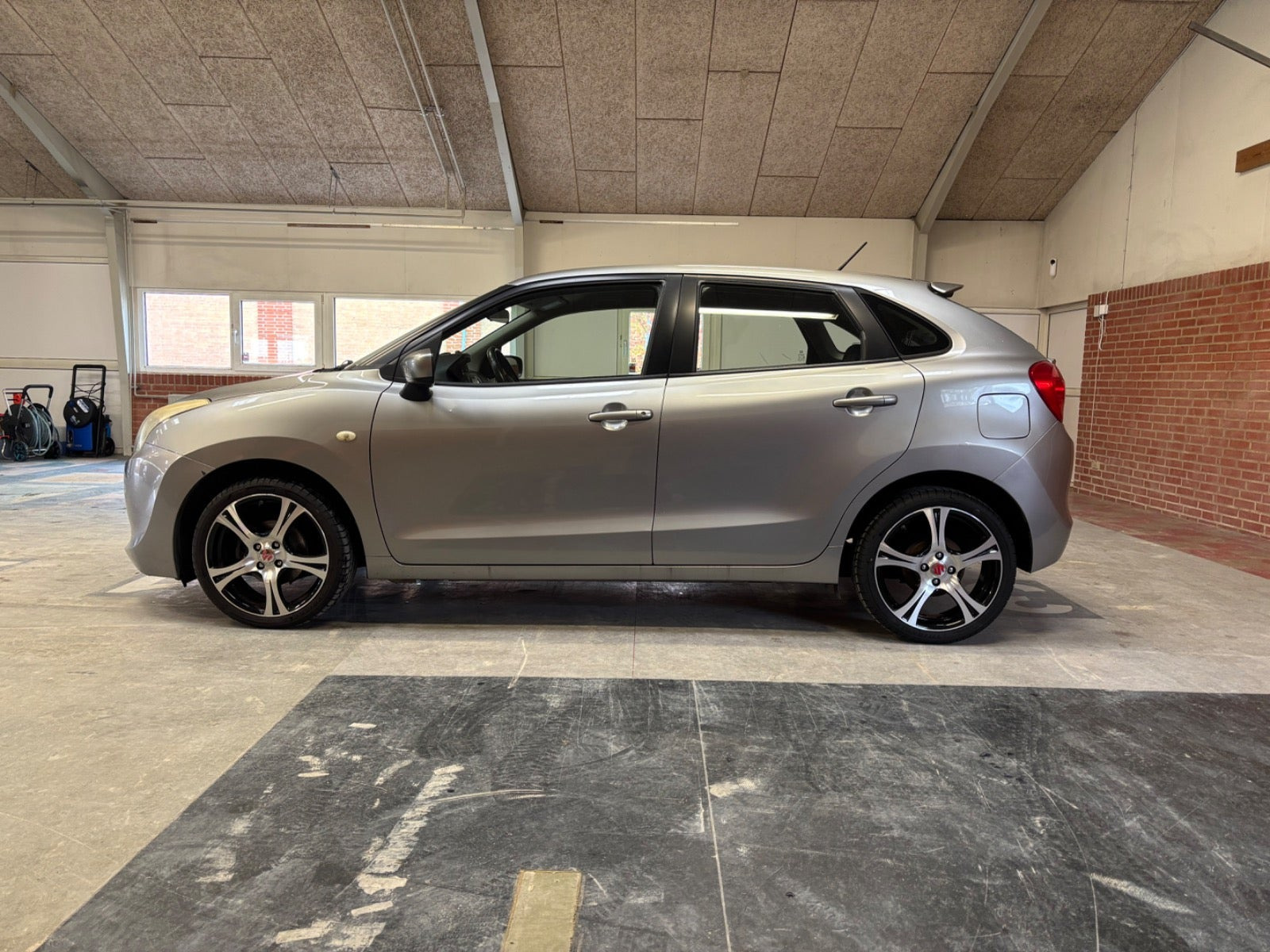 Sølv Suzuki Baleno fra 2016