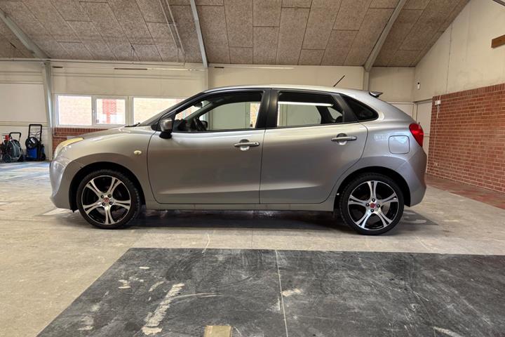 Sølv Suzuki Baleno fra 2016