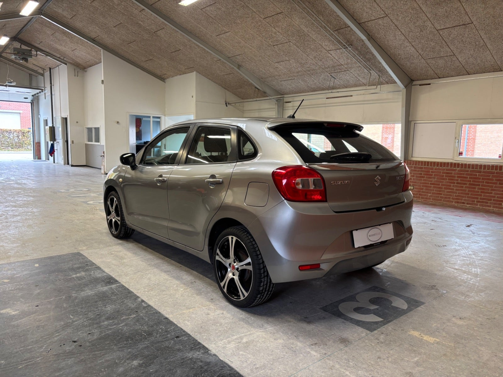 Sølv Suzuki Baleno fra 2016