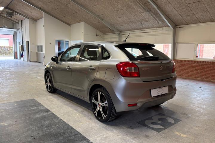 Sølv Suzuki Baleno fra 2016