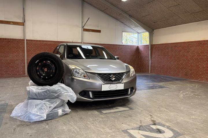 Sølv Suzuki Baleno fra 2016