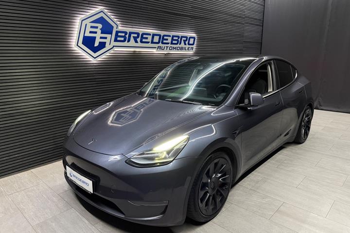 Grå Tesla Model Y fra 2022
