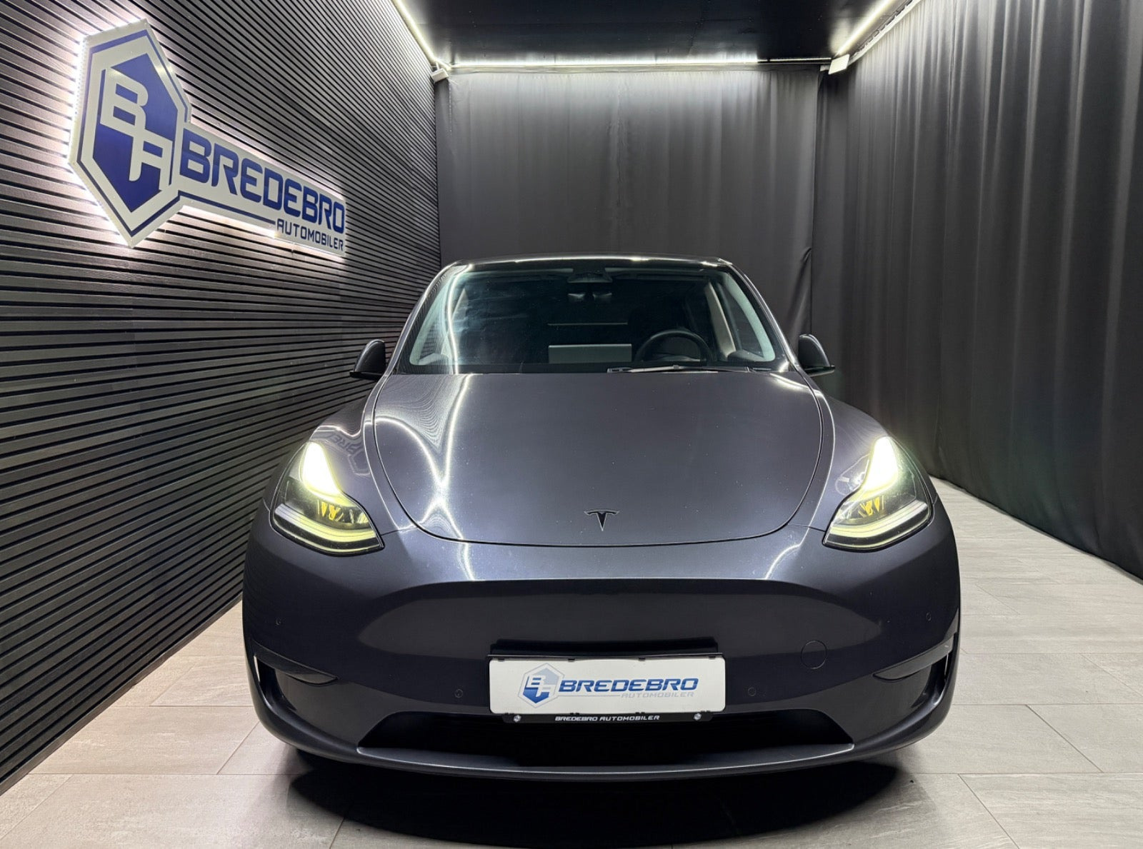 Grå Tesla Model Y fra 2022