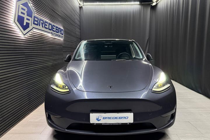 Grå Tesla Model Y fra 2022