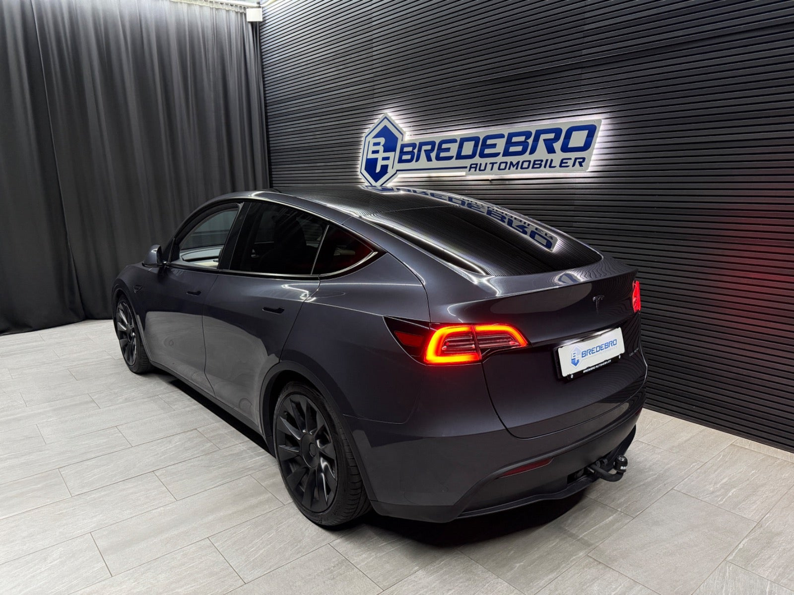 Grå Tesla Model Y fra 2022