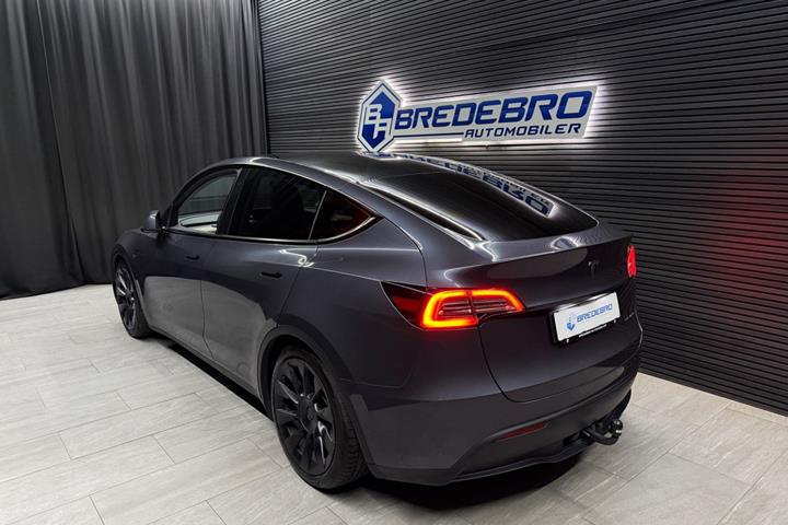 Grå Tesla Model Y fra 2022