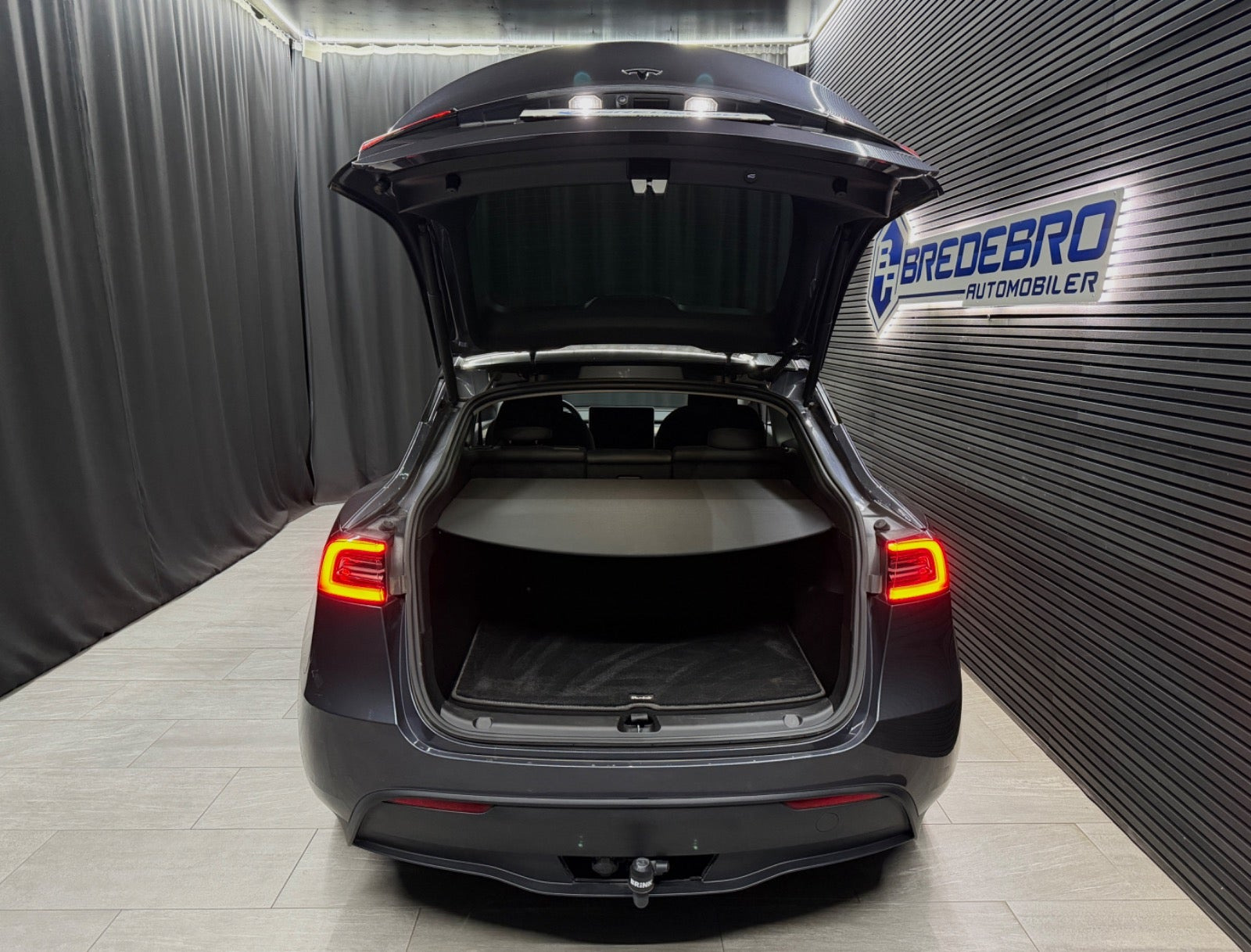 Grå Tesla Model Y fra 2022