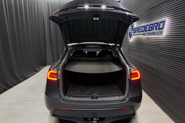 Grå Tesla Model Y fra 2022