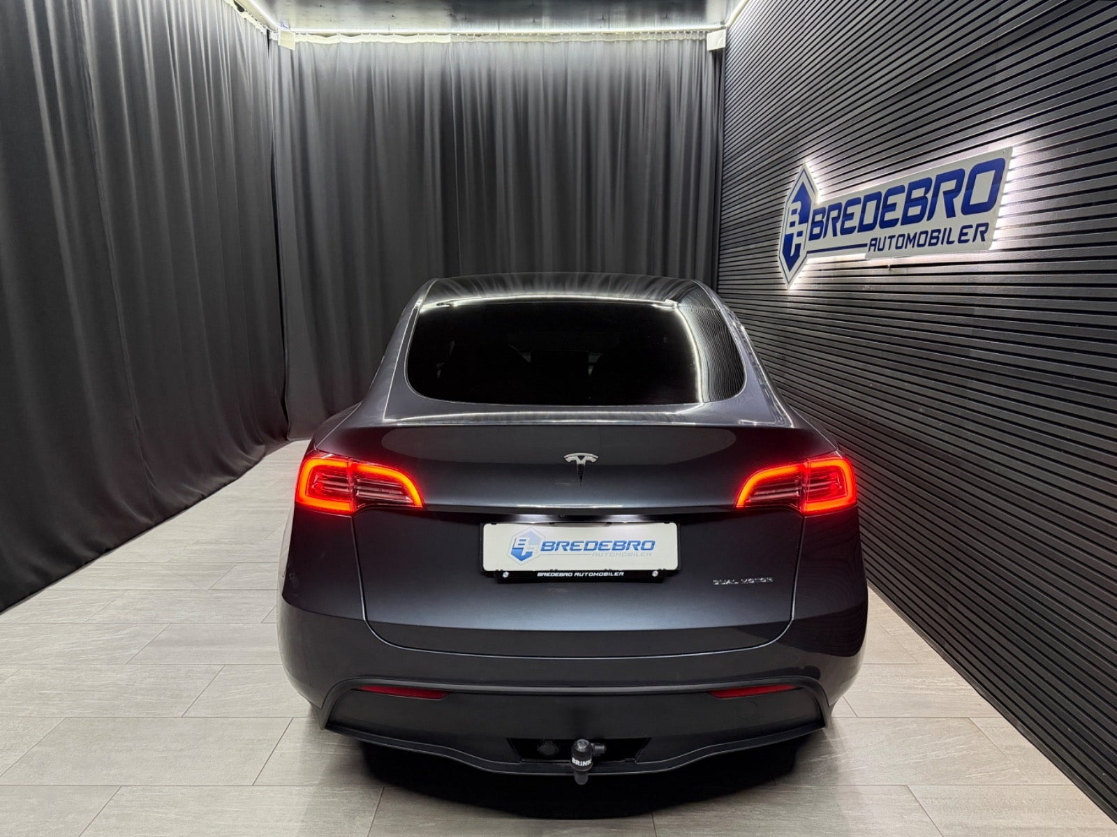 Grå Tesla Model Y fra 2022