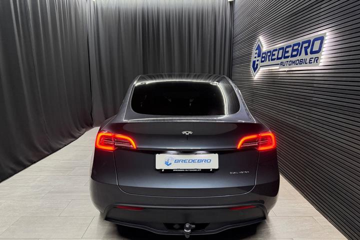 Grå Tesla Model Y fra 2022