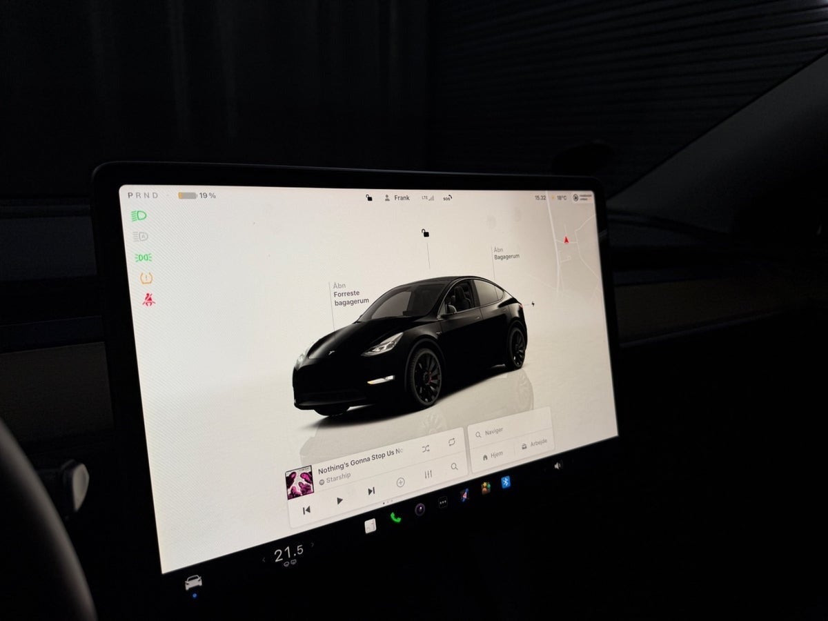 Grå Tesla Model Y fra 2022