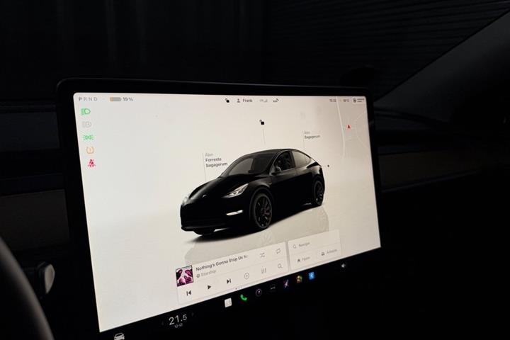 Grå Tesla Model Y fra 2022