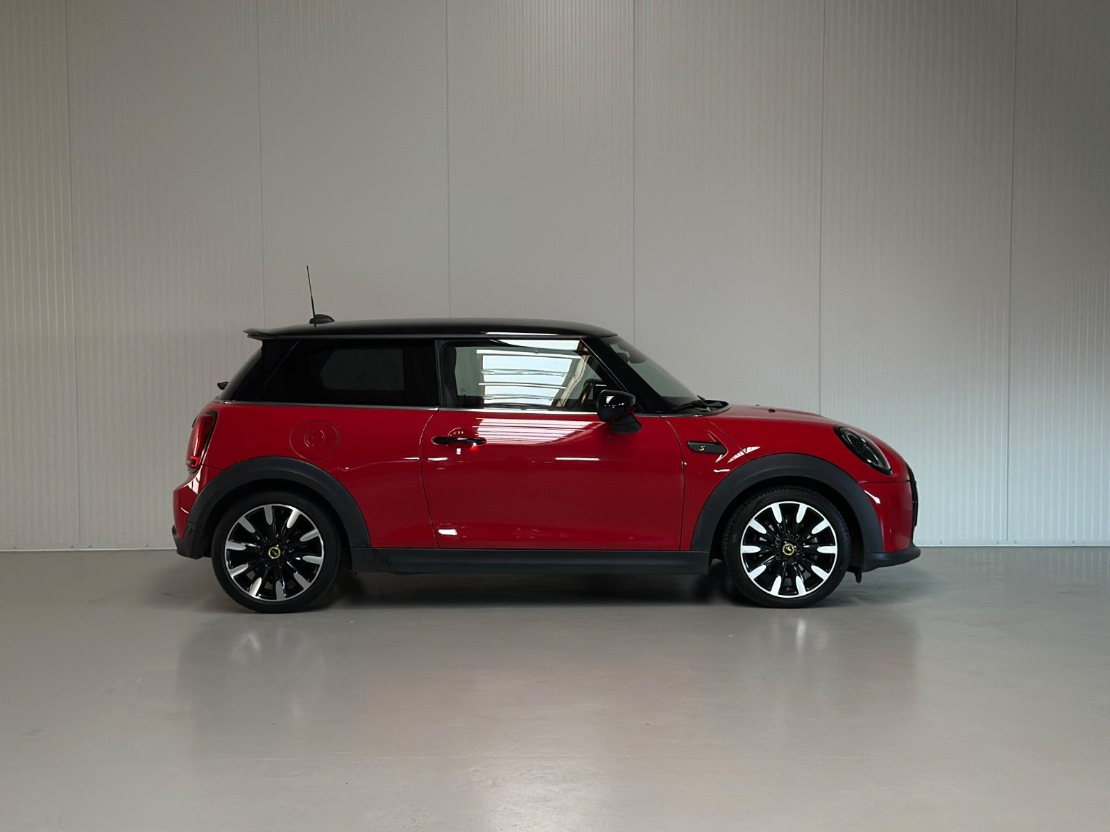 Rød Mini Cooper SE fra 2021