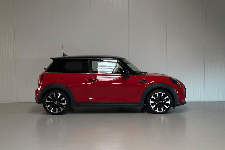 Rød Mini Cooper SE fra 2021