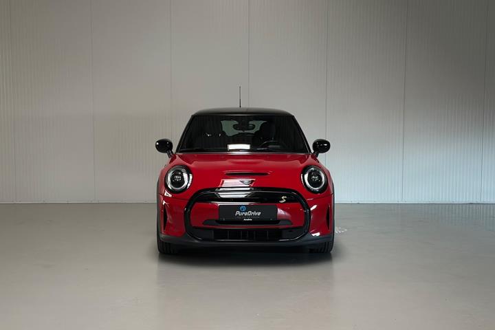 Rød Mini Cooper SE fra 2021