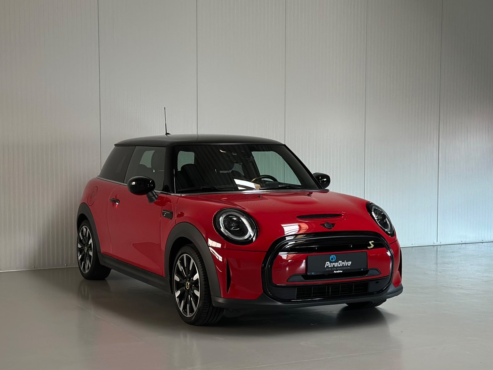 Rød Mini Cooper SE fra 2021