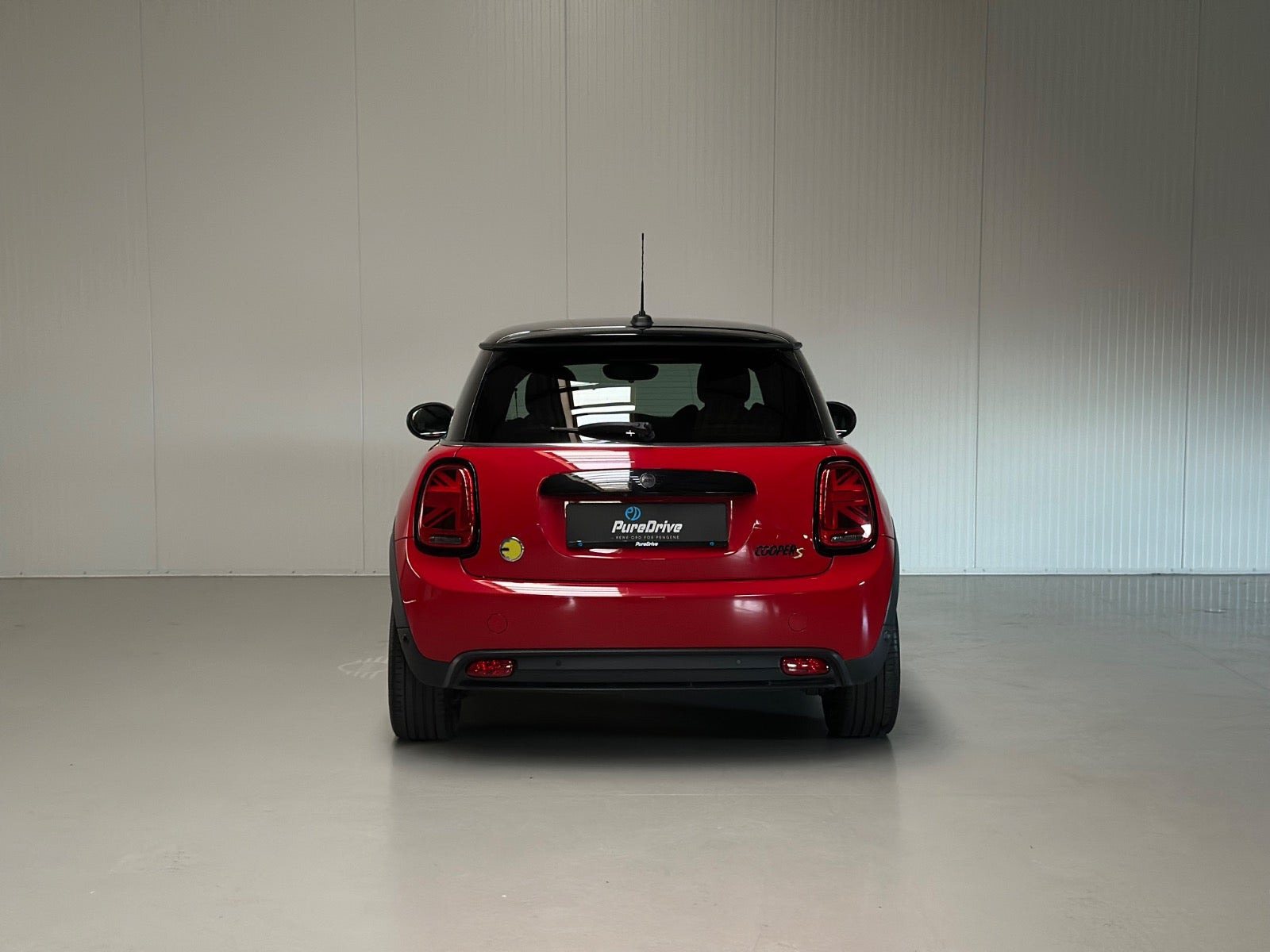 Rød Mini Cooper SE fra 2021