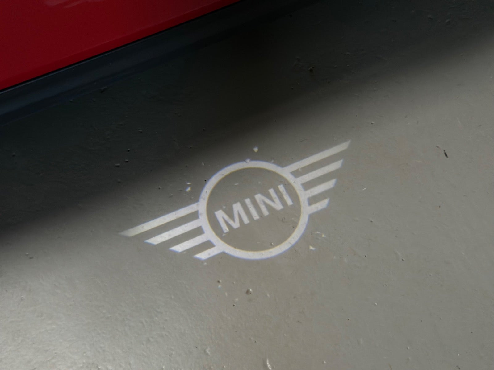Rød Mini Cooper SE fra 2021