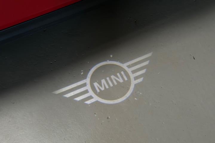 Rød Mini Cooper SE fra 2021
