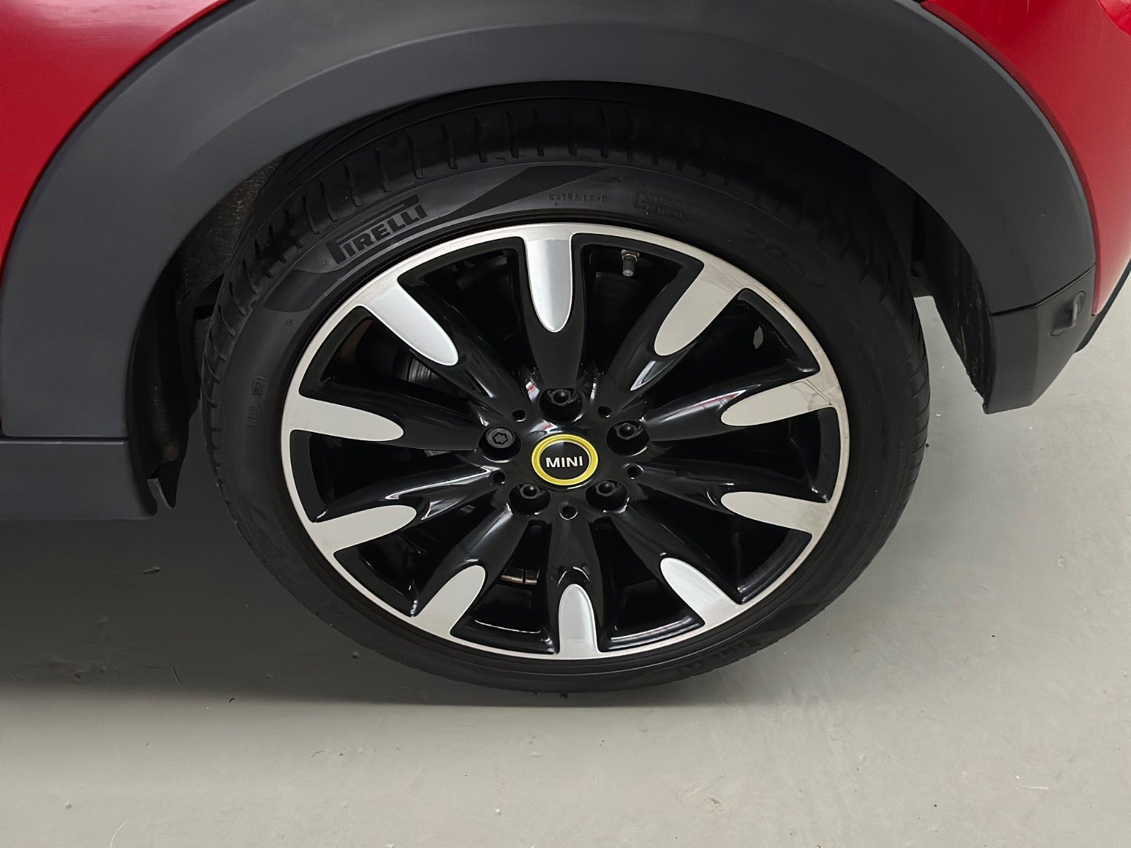 Rød Mini Cooper SE fra 2021