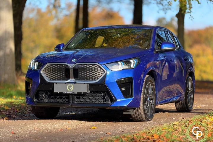 Blå BMW iX2 fra 2025