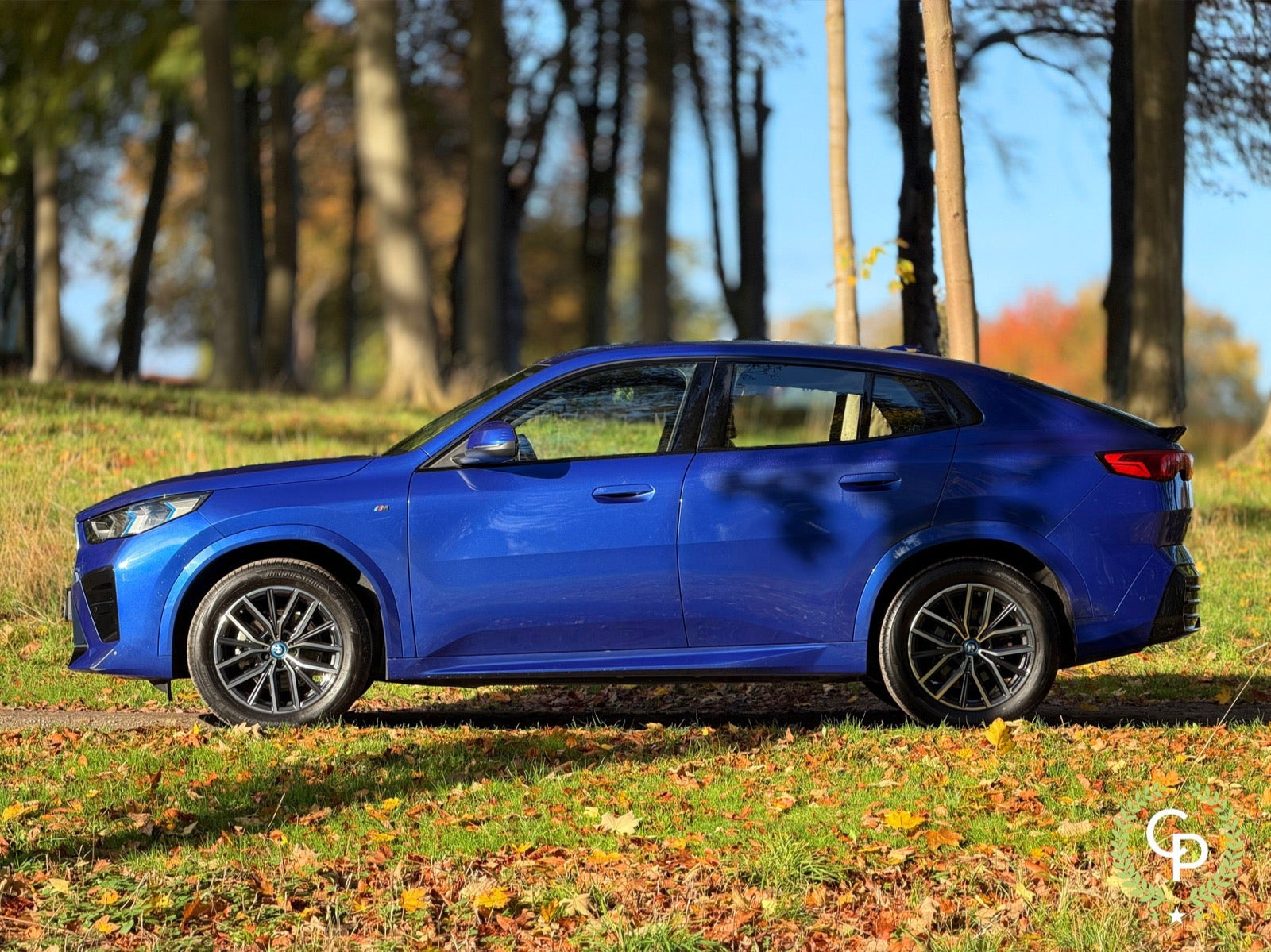 Blå BMW iX2 fra 2025