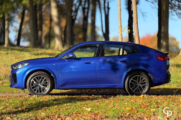 Blå BMW iX2 fra 2025