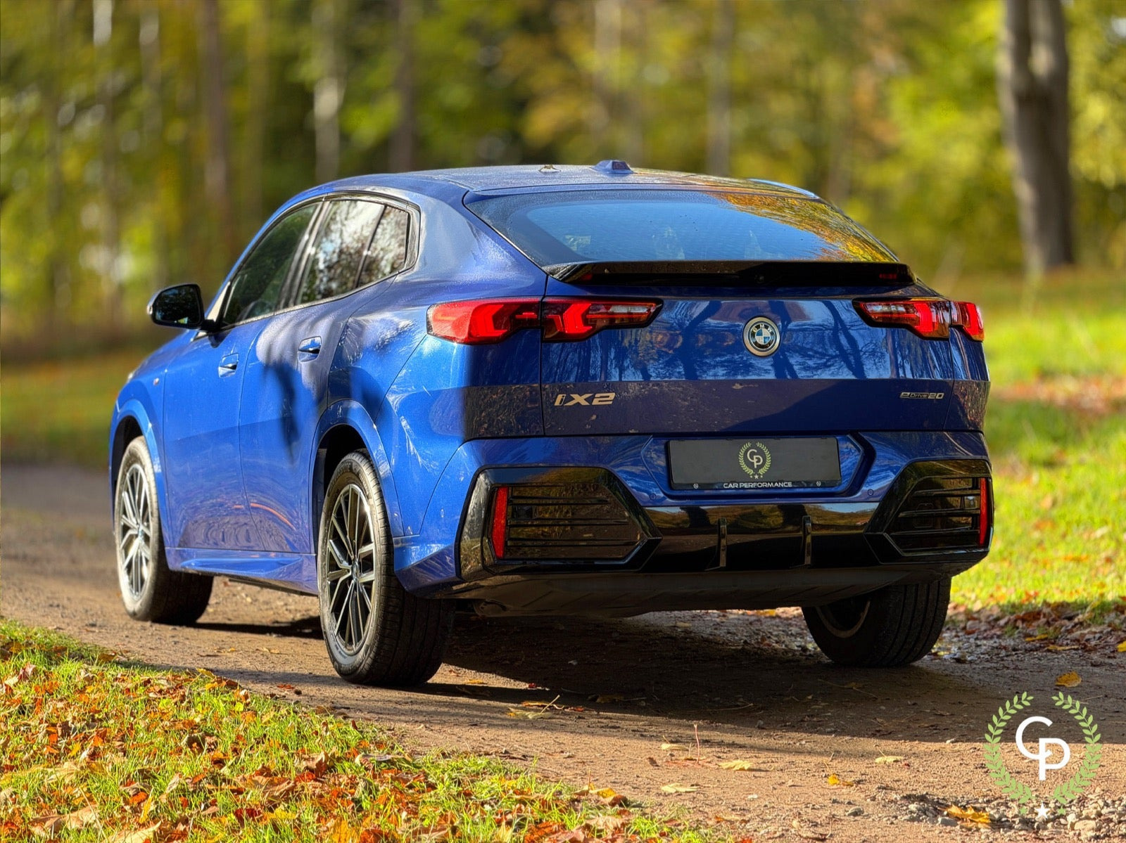 Blå BMW iX2 fra 2025