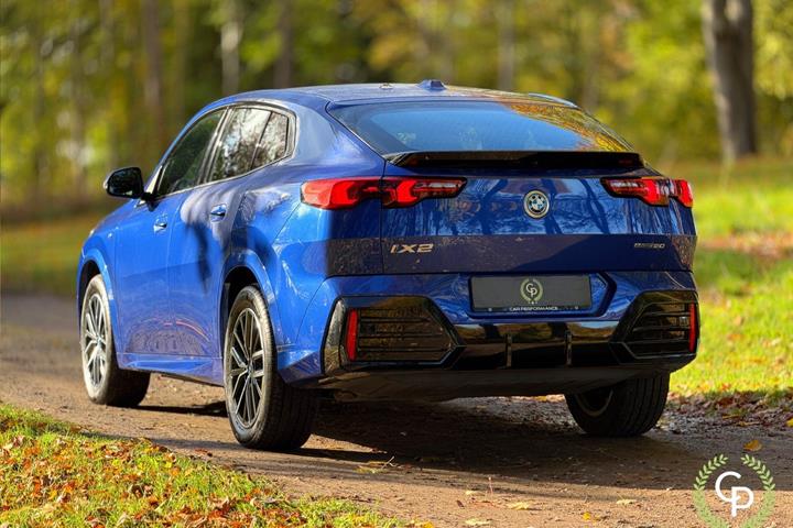 Blå BMW iX2 fra 2025