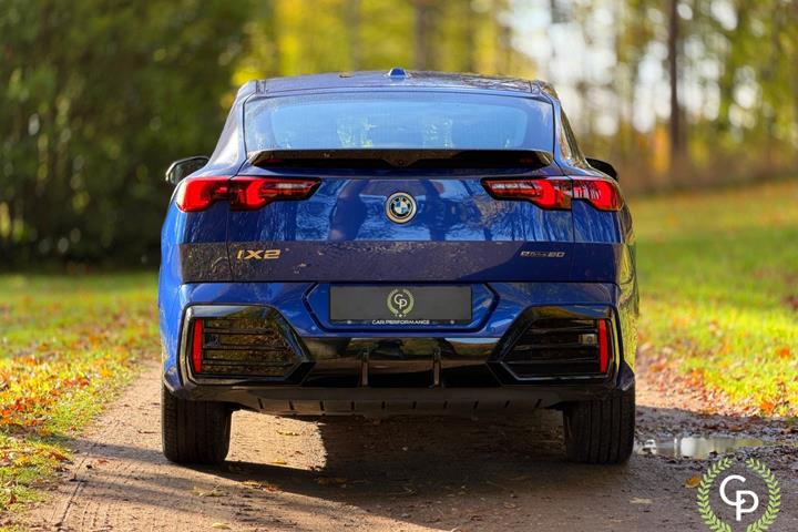 Blå BMW iX2 fra 2025